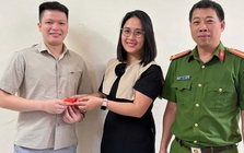 Phát hiện hộp màu đỏ có 2 nhẫn vàng trước cửa siêu thị, công an mời một người đàn ông lên xác minh