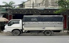 Phát hiện xe tải máu xám lạ, công an Việt Nam lập tức theo dõi giám sát