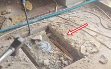 Kéo sợi dây lạ nhô lên từ nền nhà, người thợ không ngờ thứ xuất hiện sau đó trị giá hơn 70 tỷ đồng