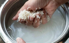 Có nhất thiết phải vo gạo trước khi nấu không? Bác sĩ cảnh báo 4 sai lầm khi vo gạo vừa bẩn vừa hại