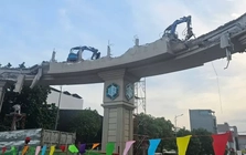 Hối hả tháo dỡ nhà, cổng chào... mở rộng Quốc lộ 13 ở TPHCM