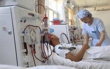 Uống nước thấy xuất hiện 4 dấu hiệu này, bác sĩ cảnh báo: Chức năng thận suy giảm, bệnh thận đang "cận kề"