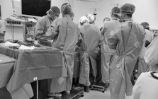 Gần 50 y bác sĩ nghẹn ngào nhìn chàng trai 25 tuổi ra đi sau cuộc vui xem bóng đá