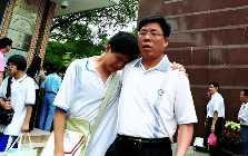 Nam sinh học giỏi được cả làng kỳ vọng, đang du học nước ngoài bỗng "bặt vô âm tín", 14 năm sau gia đình mới phát hiện để đón về