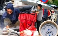 Hà Nội như "chảo lửa" giữa trưa 23/6: Chờ đèn đỏ vài chục giây đã mồ hôi nhễ nhại, che kín mít vẫn cảm thấy bỏng rát
