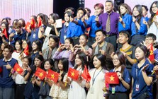 Gần 50 nghệ sĩ Nhà hát Kịch Việt Nam kể chuyện Bác Hồ trên sân khấu Trường Đại học Thăng Long