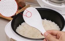 Vì sao muôi xới cơm luôn có nhiều hạt li ti nổi trên mặt?