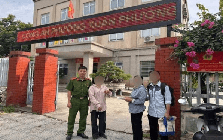 Phát hiện cọc tiền 11 triệu đồng và sổ tiết kiệm 130 triệu đồng nằm lăn lóc bên đường, công an dùng các biện pháp nghiệp vụ lập tức xác minh