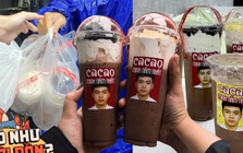 Thử tiệm cacao của sinh viên năm nhất đang gây sốt, được phong làm ông trùm marketing vì dám in mặt khắp bao bì