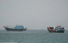 Tàu qua eo biển Hormuz lại bị tấn công, Liên Hợp Quốc dừng kế hoạch sơ tán hàng ngàn thuyền viên
