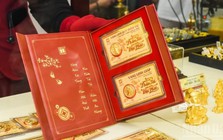 Giá vàng SJC, vàng nhẫn ngày 26/6 tăng trở lại, trong khi giá vàng thế giới "thủng mốc" 4.000 USD/ounce