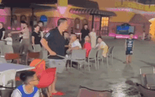 Công an vào cuộc vụ người đàn ông liên tục xịt nước sang quán đối diện