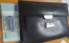 Phát hiện cọc tiền 500.000 đồng và 1 thẻ BHYT nằm chơ vơ tại nhà ga, Cảng Hàng không quốc tế Nội Bài lập tức xác minh
