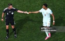 Rời sân vẫn "chỉ tay năm ngón": Mbappe gây sốt vì điều khiển luôn cả trọng tài trong trận Pháp thắng 4-1 Na Uy