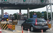 Lùi xe tại trạm thu phí trên cao tốc để xử lý sự cố có bị phạt nguội không? Bộ Công an trả lời chi tiết