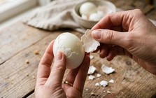 Mẹo bóc vỏ trứng luộc cực nhanh
