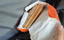 Đang ngủ trên máy bay thì nghe tiếng động, người đàn ông kiểm tra hành lý thì thấy mất 90.000 đô la Hong Kong