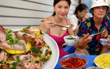 Cả gia đình hotmom Thủy Anh mê tít món bánh "nhỏ mà có võ" này khi du lịch Nha Trang: Ai đi biển cũng phải thử ít nhất một lần!