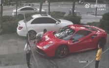 Chiếc Ferrari 14 tỷ đồng bị 4 đứa trẻ leo lên làm "cầu trượt", phụ huynh đề nghị bồi thường 20 triệu, chủ xe: "Hãy đền đúng phí sửa chữa"
