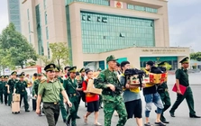 Bàn giao 19 đối tượng lập 'đại bản doanh' lừa đảo tại Lào Cai cho Công an Trung Quốc