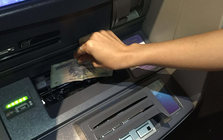 Phát hiện cọc tiền 9 triệu đồng nằm chỏng chơ trong hộc ATM của Ngân hàng MB