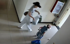 Rác đặt ở cửa ngày nào cũng biến mất bí ẩn, chủ nhà kiểm tra camera và phát hiện thủ phạm không ngờ tới
