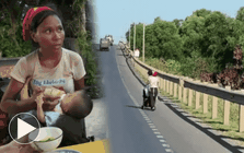 Người mẹ đi bộ cùng 2 trẻ nhỏ giữa cái nắng bỏng rát: Không có biểu hiện bất thường về tâm lý