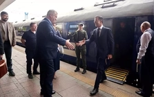 Tổng thư ký NATO bất ngờ đến Kiev
