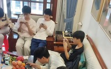 Sự thật về bức ảnh "cả đám thiếu niên dán mắt vào điện thoại" khiến cư dân mạng khen không ngớt: Có những người dạy con hay thật!