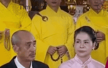 Vài giây của mẹ chồng "phú bà nông sản" bỗng rần rần cõi mạng: Thì ra truyền thống gia đình là đây!