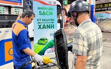 Giá xăng giảm mạnh gần 1.500 đồng/lít
