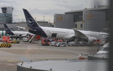 Máy bay Boeing 787 của Lufthansa sập càng đáp tại sân bay, nhiều người bị thương