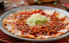 Cứ tưởng thịt luộc chấm mắm tỏi là ngon nhất, cho đến khi rưới thứ nước sốt đỏ cay tê này lên: Thịt ngọt mọng nước, ăn mỏi mồm không ngấy