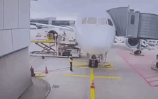 Boeing 787 “khuỵu chân”, mũi suýt cắm xuống đất, nhân viên mặt đất thoát tai vạ trong gang tấc