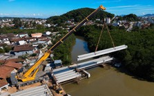 Phát hiện một 'cánh tay thép' đang xoay trục, nâng 72 dầm bê tông nặng 15 tấn vào đúng vị trí: Công trình 5,3 triệu USD dần lộ diện