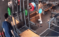 Clip đang viral: Thanh niên tháo tạ làm rơi thẳng vào chân 1 bạn nữ trong phòng gym, tình trạng hiện tại của nạn nhân