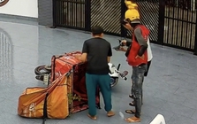 Vừa gọi “anh Nhân ơi…” thì shipper giao hàng gặp nạn, đoạn camera do chủ nhà trích xuất lan truyền khắp nơi