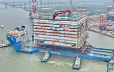 Trung Quốc thả công trình nặng 25.000 tấn, cao tương đương tòa nhà chung cư 15 tầng xuống biển: Để làm gì?