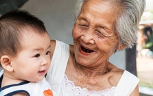 Không phải cứ "cháu hư tại bà", nếu ông bà và bố mẹ phối hợp nuôi dạy kiểu này thì trẻ thông minh hơn hẳn bố mẹ cùng trang lứa!
