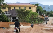 Người dân khốn khổ vì dự án chống ngập đào lên rồi... bỏ đó