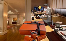 Trend "phông bạt" mới của giới trẻ: Mua ảnh ngồi hạng thương gia, đi Park Hyatt Saigon, ăn omakase, giá 10k/chiếc