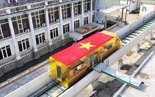 Việt Nam vừa có đoàn tàu dát vàng được chạy thử dưới lòng đất, thiết kế chở được 80 khách