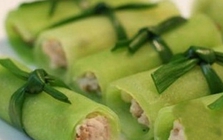 Eo bánh mì, mỡ bụng xập xệ muốn siết cân thì nạo mỏng quả bí xanh rồi cuộn theo cách này, da mướt mượt, vòng hai thon gọn thấy rõ