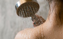 Bác sĩ cảnh báo: Thói quen tắm sau 22h dễ kích hoạt đột quỵ nguy hiểm
