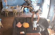 Quá cảm động: Người bà bất chấp tất cả, ôm chặt bảo vệ cháu nhỏ trong trận động đất 7,8 độ
