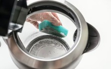 Ấm siêu tốc bẩn đến mấy cũng sạch bong nhờ 2 nguyên liệu rẻ tiền ai cũng có