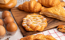 Người phụ nữ 50 tuổi bị loãng xương vì thường xuyên ăn bánh mì, bác sĩ tiết lộ 1 thủ phạm