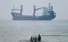 Truyền thông Iran đưa tin tàu container mắc cạn ở eo biển Hormuz
