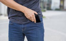 Vì sao nhiều người cất điện thoại ở túi trái nhưng lấy ra bằng tay phải?