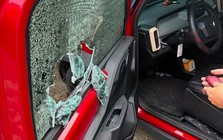 Mẹ vừa xuống xe vài giây, con nhỏ nghịch ngợm khiến cả nhà hoảng loạn phá kính giải cứu